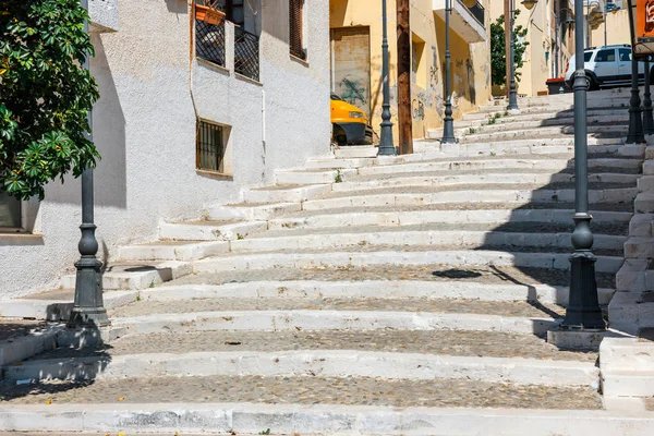 Via con gradini nella città di Sitia, isola di Creta, Grecia — Foto Stock