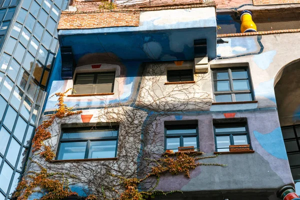 Vienna, Oostenrijk - 14 oktober 2016: Gevel van Huntdertwarsser huis in Wenen. De Hundertwasser House is een van Wenen's meest bezochte gebouwen en is onderdeel geworden van het cultureel erfgoed van Oostenrijk — Stockfoto