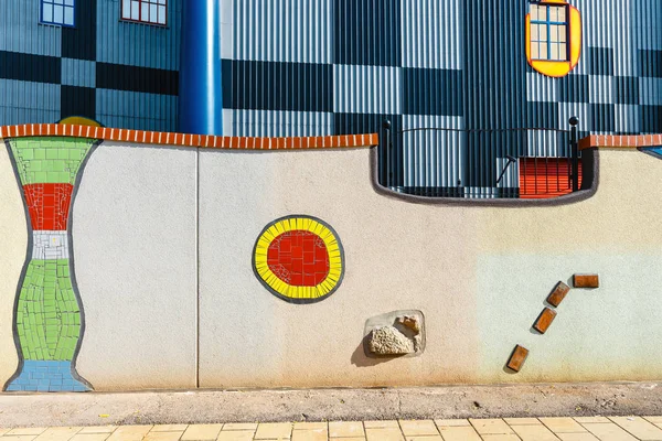 Vienna, Avusturya - 15 Ekim 2016: Ölü yakma tesisi Viyana'da ünlü Avusturyalı mimar Friedensreich Hundertwasser tarafından inşa