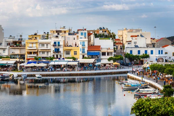 Agios Nikolaos, Kreta, Griekenland - 08 juni 2017: Agios Nikolaos stad op Zomermiddag. Agios Nikolaos is één van de meest toeristische steden op Kreta, Griekenland — Stockfoto