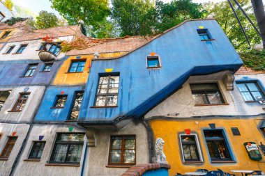 Vienna, Avusturya - 14 Ekim 2016: Huntdertwarsser cephe Viyana evde. Hundertwasser Evi Viyana'nın en çok ziyaret edilen binalardan biridir ve Avusturya'nın kültürel mirasın bir parçası haline gelmiştir