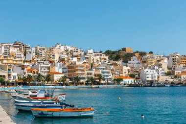 Sitia, Girit, Yunanistan - 11 Haziran 2017: Demirli geleneksel Yunan balıkçı tekneleri Sitia liman kenti