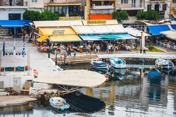 Agios Nikolaos, Girit, Yunanistan - 07 Haziran 2017: Agios Nikolaos kasaba yaz akşam. Agios Nikolaos adada Crete, Yunanistan en turistik kentlerinden biridir