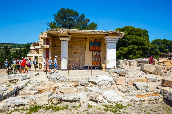 Knossos, Girit, 10 Haziran 2017: Doğal kalıntıları Minos Palace Knossos. En büyük Tunç Çağı arkeolojik sitesi Minoan medeniyet ve kültür Girit Knossos Sarayı olduğunu