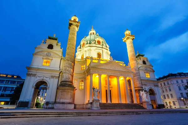 Noční scéna slavných Saint Charles církve na Karlsplatzu ve Vídni, Rakousko — Stock fotografie