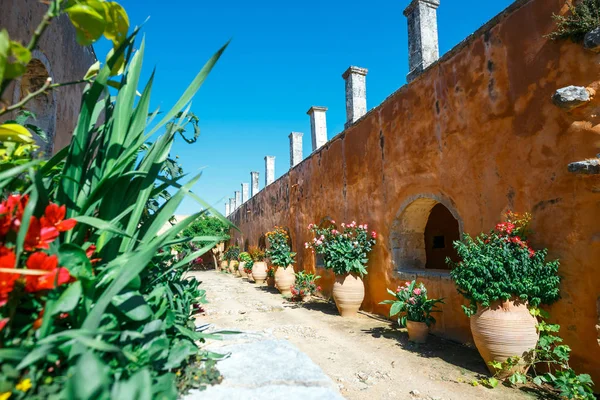 The courtyard of Arkadi Monastery on Crete island, Greece — Stock Photo, Image