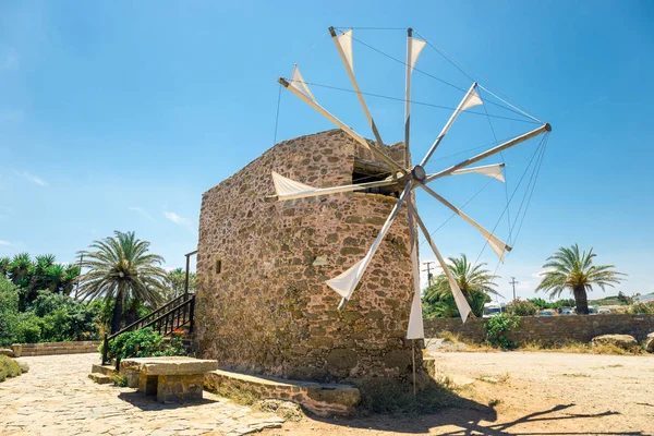 Toplou、ギリシャのクレタ島の修道院の近くの古い石風車 — ストック写真