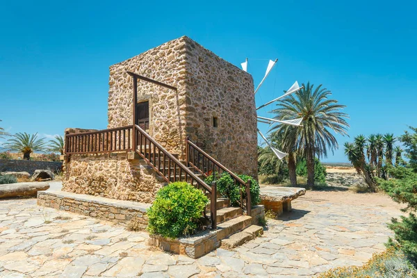 Antiguo molino de viento de piedra cerca del monasterio Toplou, isla de Creta en Grecia —  Fotos de Stock