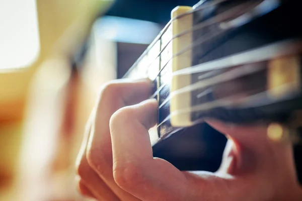 Músico tocando guitarra acústica, fundo de música ao vivo — Fotografia de Stock