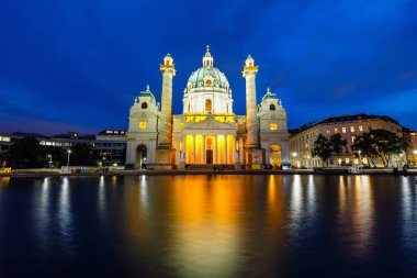 ünlü Saint Charles'ın kilisenin Karlsplatz Viyana, Avusturya, gece görünümü