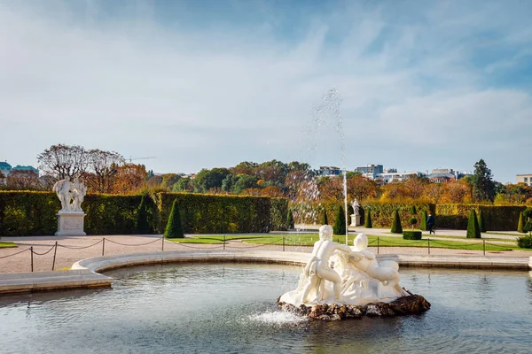 Fontana nel giardino di Palazzo Belvedere, Vienna, Austria — Foto Stock