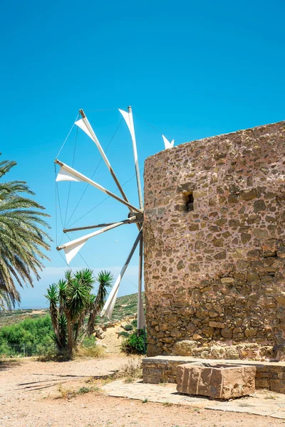 Moinho de vento de pedra velho perto do monastery Toplou, ilha de Creta em Greece — Fotografia de Stock