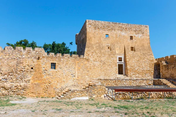 Tarihi Venedik Kalesi Kazarma olan görünümünü. Sitia, Crete — Stok fotoğraf