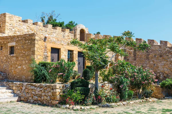 Tarihi Venedik Kalesi Kazarma olan görünümünü. Sitia, Crete — Stok fotoğraf