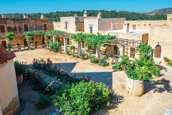 De binnenplaats van het Arkadi klooster op Kreta, Griekenland — Stockfoto