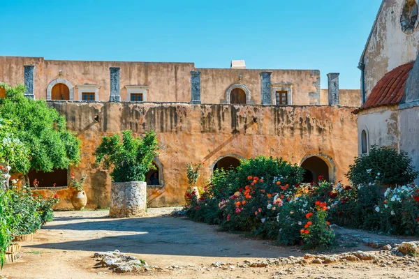 Il cortile del Monastero Arkadi sull'isola di Creta, Grecia — Foto Stock