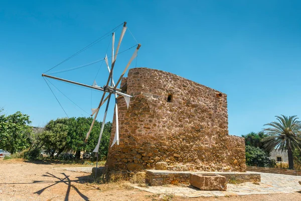 Moinho de vento de pedra velho perto do monastery Toplou, ilha de Creta em Greece — Fotografia de Stock