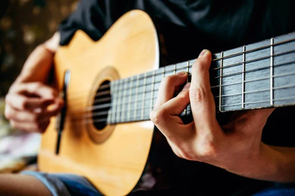 Músico tocando guitarra acústica, fundo de música ao vivo — Fotografia de Stock