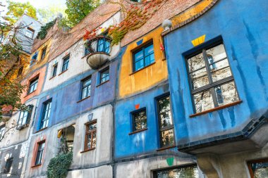Vienna, Avusturya - 14 Ekim 2016: Huntdertwarsser cephe Viyana evde. Hundertwasser Evi Viyana'nın en çok ziyaret edilen binalardan biridir ve Avusturya'nın kültürel mirasın bir parçası haline gelmiştir