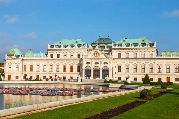 ウィーン オーストリア - 2016 年 10 月 15 日: ベルヴェデーレ宮殿、ウィーンの庭。メインの宮殿 - アッパーベルヴェデーレ。オーストリア — ストック写真