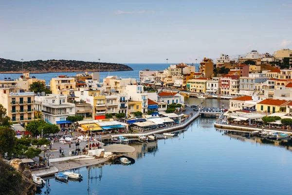Agios Nikolaos, Girit, Yunanistan - 08 Haziran 2017: Agios Nikolaos town adlı yaz öğleden sonra. Agios Nikolaos adada Crete, Yunanistan en turistik kentlerinden biridir