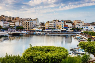 Agios Nikolaos, Girit, Yunanistan - 08 Haziran 2017: Agios Nikolaos town adlı yaz öğleden sonra. Agios Nikolaos adada Crete, Yunanistan en turistik kentlerinden biridir