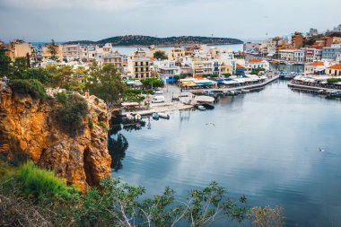 Agios Nikolaos, Girit, Yunanistan - 07 Haziran 2017: Agios Nikolaos kasaba yaz akşam. Agios Nikolaos adada Crete, Yunanistan en turistik kentlerinden biridir