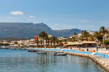 Sitia, Girit, Yunanistan - 11 Haziran 2017: Pictursque bağlantı noktası, Sitia, Girit, Yunanistan. Sitia Doğu Girit palmiye ağaçları, Vai beach yanında, geleneksel bir şehirdir