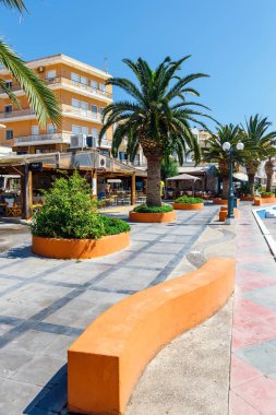 Sitia, Girit, Yunanistan - 11 Haziran 2017: Pictursque bağlantı noktası, Sitia, Girit, Yunanistan. Sitia Doğu Girit palmiye ağaçları, Vai beach yanında, geleneksel bir şehirdir