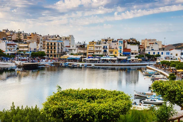 Agios Nikolaos, Kreta, Griekenland - 08 juni 2017: Agios Nikolaos stad op Zomermiddag. Agios Nikolaos is één van de meest toeristische steden op Kreta, Griekenland — Stockfoto