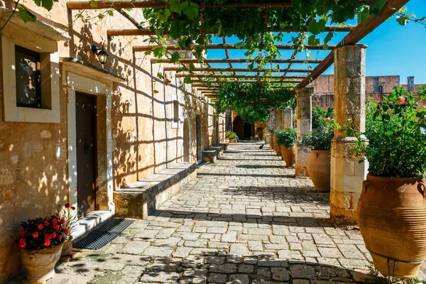 The courtyard of Arkadi Monastery on Crete island, Greece — Stock Photo, Image