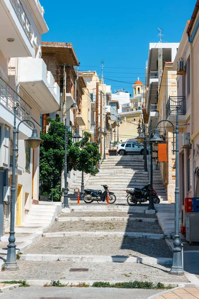 Ulice s kroky v městě Sitia, ostrov Kréta, Řecko — Stock fotografie