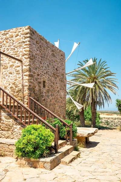 Antiguo molino de viento de piedra cerca del monasterio Toplou, isla de Creta en Grecia —  Fotos de Stock