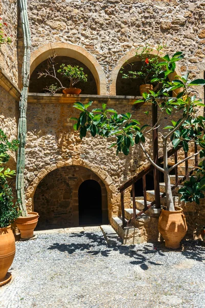 Toplou manastır kilisesi. Doğu Ortodoks Manastırı Girit kuzeydoğu bölümünde olduğunu