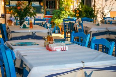 Beyaz ve mavi renkleri geleneksel Yunan tavernası. Girit Adası, Yunanistan
