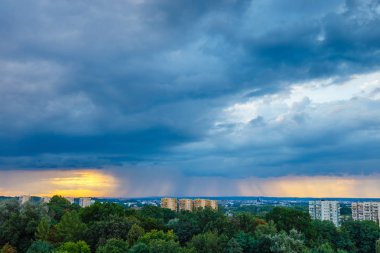 Yağmur şehrin üzerinde bir duvar ile büyük bir fırtına bulutu