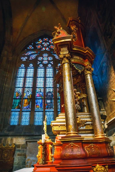 Çek Cumhuriyeti, Prag - 30 Eylül 2017: Çek Cumhuriyeti Prag Kalesi 'ndeki St. Vitus Katedrali' nin İçi