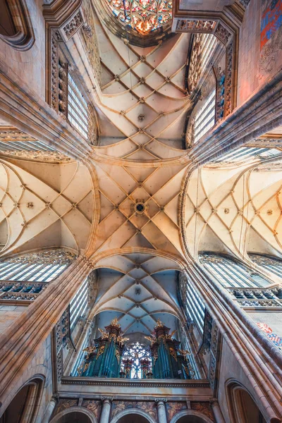 Tsjechië, Praag - 30 september 2017: Interieur van de St. Vituskathedraal in het kasteel van Praag, Tsjechië — Stockfoto