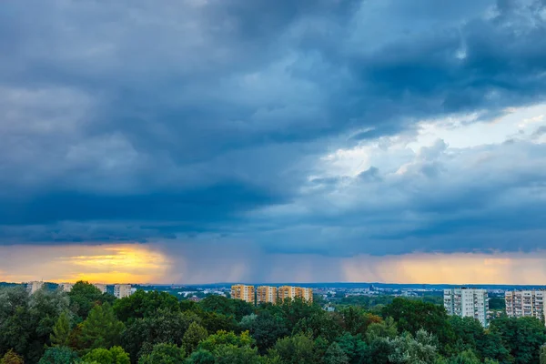 Een enorme storm cloud met een muur van regen over de stad — Stockfoto