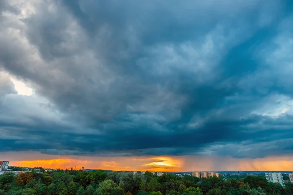 Een enorme storm cloud met een muur van regen over de stad — Stockfoto