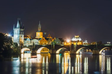 Charles Köprüsü ve Vltava Nehri Prag, Çek Cumhuriyeti için gece görünümü