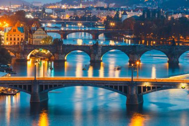 Tarihi Charles Köprüsü'ne ve Vltava Nehri gece Prag, Çek Cumhuriyeti ile köprüler görünümü