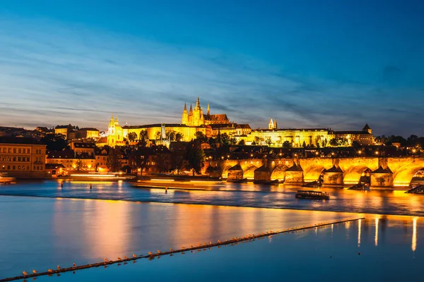 Вид на исторический центр города, красивый закат с замком, Градчаны, Чехия — стоковое фото