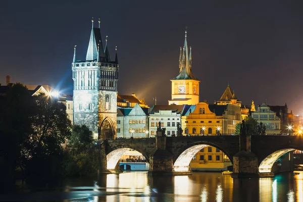 Pohled na Karlův most a Vltava řeka v noci v Praze, Česká republika — Stock fotografie