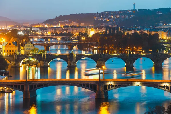 Veduta dei ponti con lo storico Ponte Carlo e il fiume Moldava di notte a Praga, Repubblica Ceca — Foto Stock