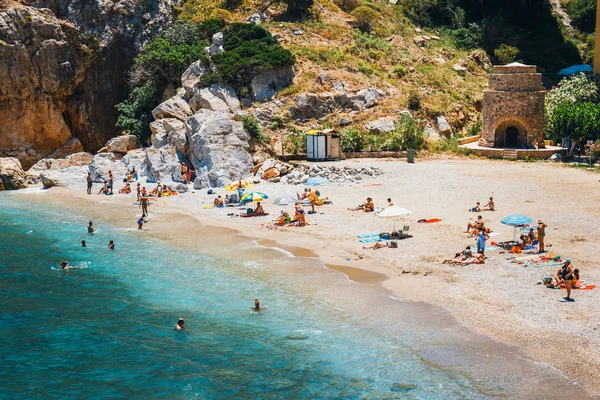 Creta, Palaiokastro, 10 de junio de 2017: La gente descansa en la bahía marítima de Palaiokastro con una hermosa playa en la isla de Creta, Grecia —  Fotos de Stock