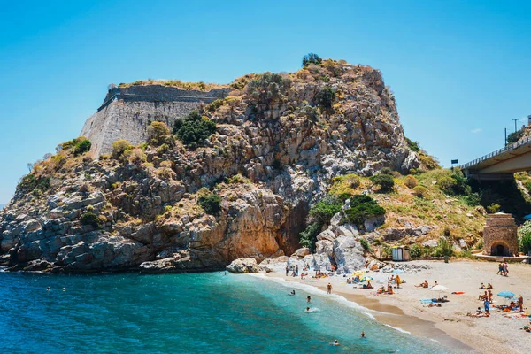 Kréta, Palaiokastro, 10 června 2017: Lidé mají na odpočinek u moře zálivu Palaiokastro město s krásnou pláží na ostrově Kréta, Řecko — Stock fotografie