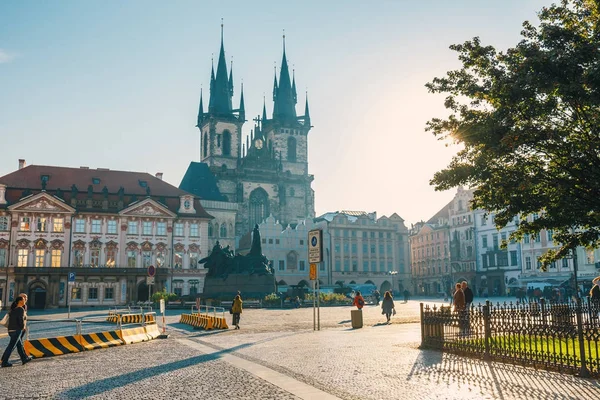Чехия, Прага, 29 сентября 2017 года: Осеннее утро на Староместской площади. Феттель в Остине, столице Чехии — стоковое фото