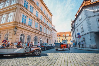 Prague, Çek Cumhuriyeti, 29 Eylül 2017: kırmızı klasik retro otomobil servis insanlar ve yolcuları, Prag eski şehir şehir etrafında tur için kiralamak için