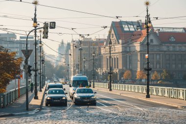 Prague, Çek Cumhuriyeti, 29 Eylül 2017: arabalar Sokaklarda Prag, Çek Cumhuriyeti 